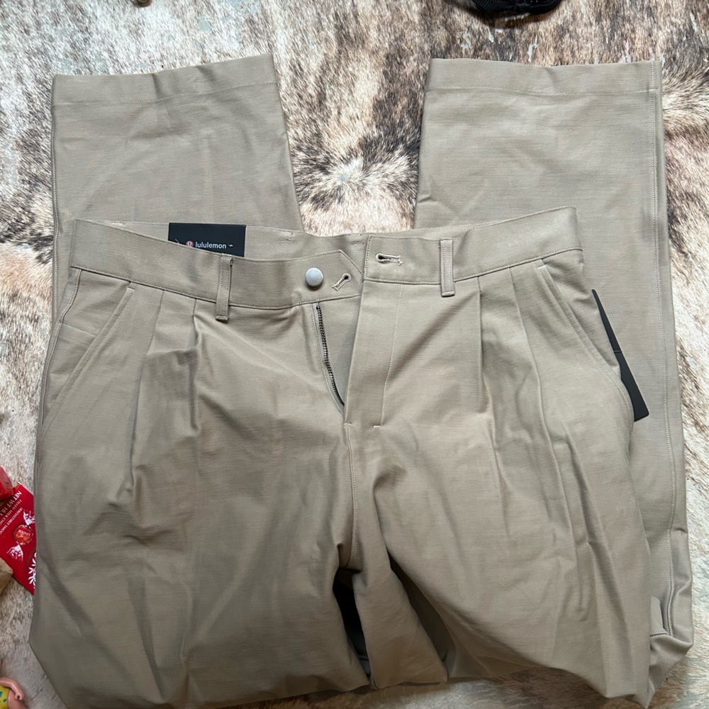 Lululemon Pants Large Khaki Utilitech Twill Pleated Trouser LM5BMIS Pockets 36